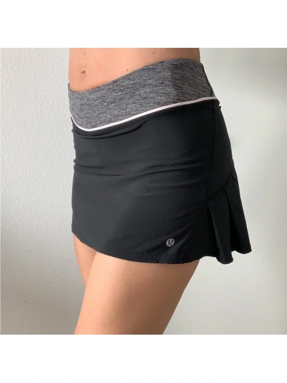 LULULEMON Black & Gray Ruffle Skirt Size 6